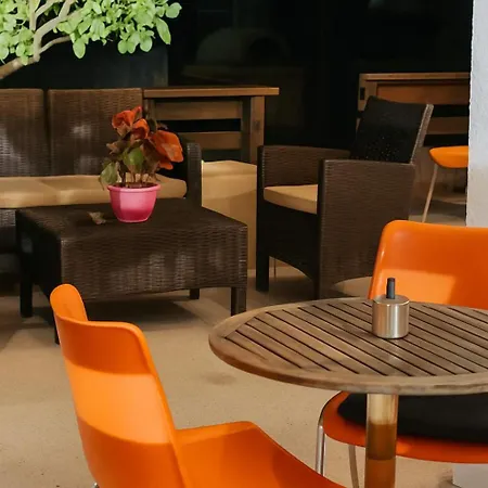 בית נופש Sinani - Garden Oasis With Private Pool